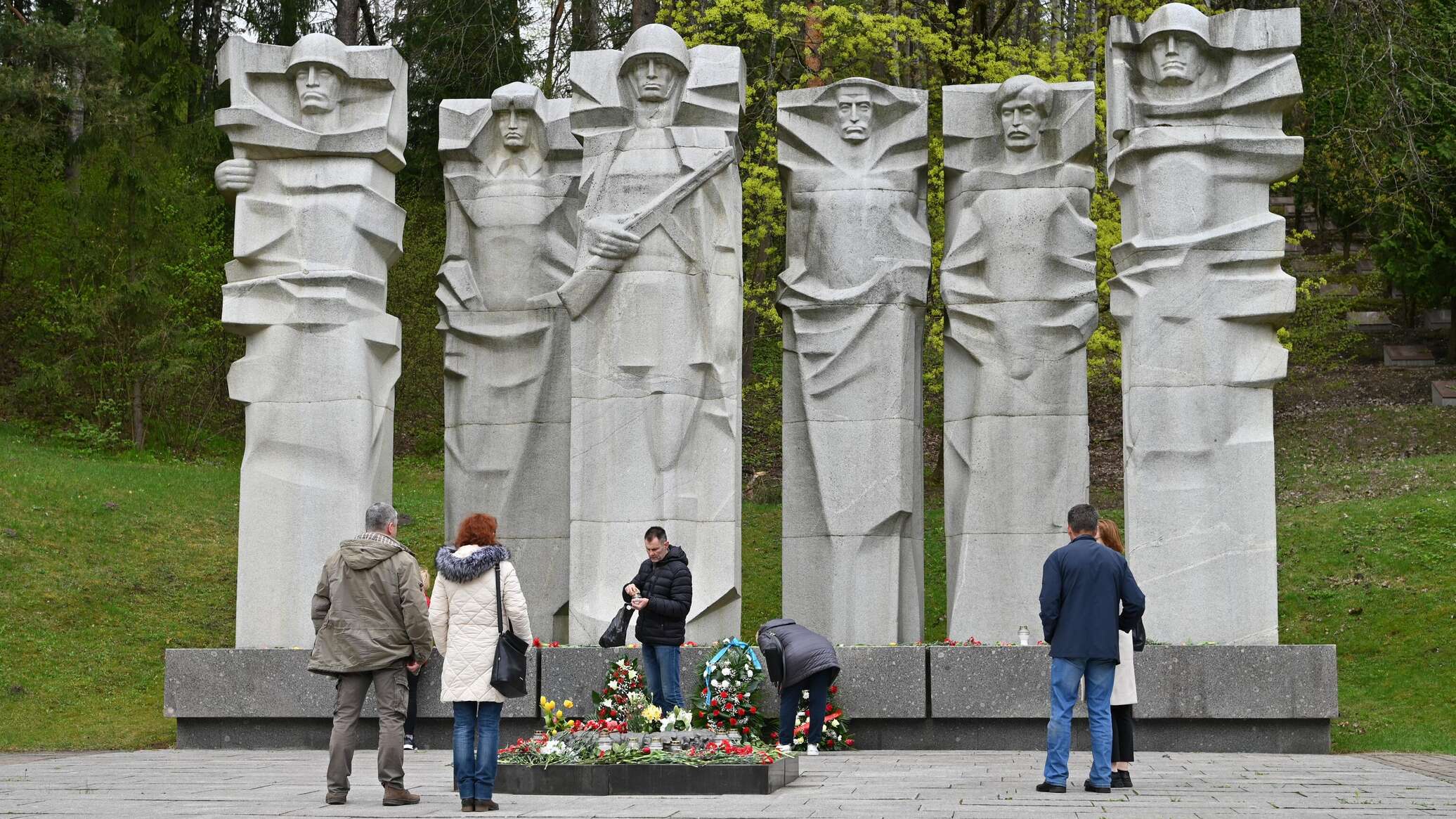 Литва в день победы. Мемориал в Литве. Памятники Великой Отечественной войны. Литва монумент Победы. Литва памятники советским воинам.