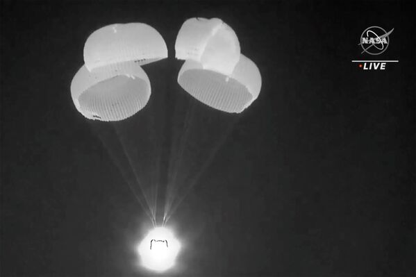 Nuotraukoje: &quot;SpaceX Dragon&quot; naudojami parašiutai, kapsulei leidžiantis į Meksikos įlanką. - Sputnik Lietuva