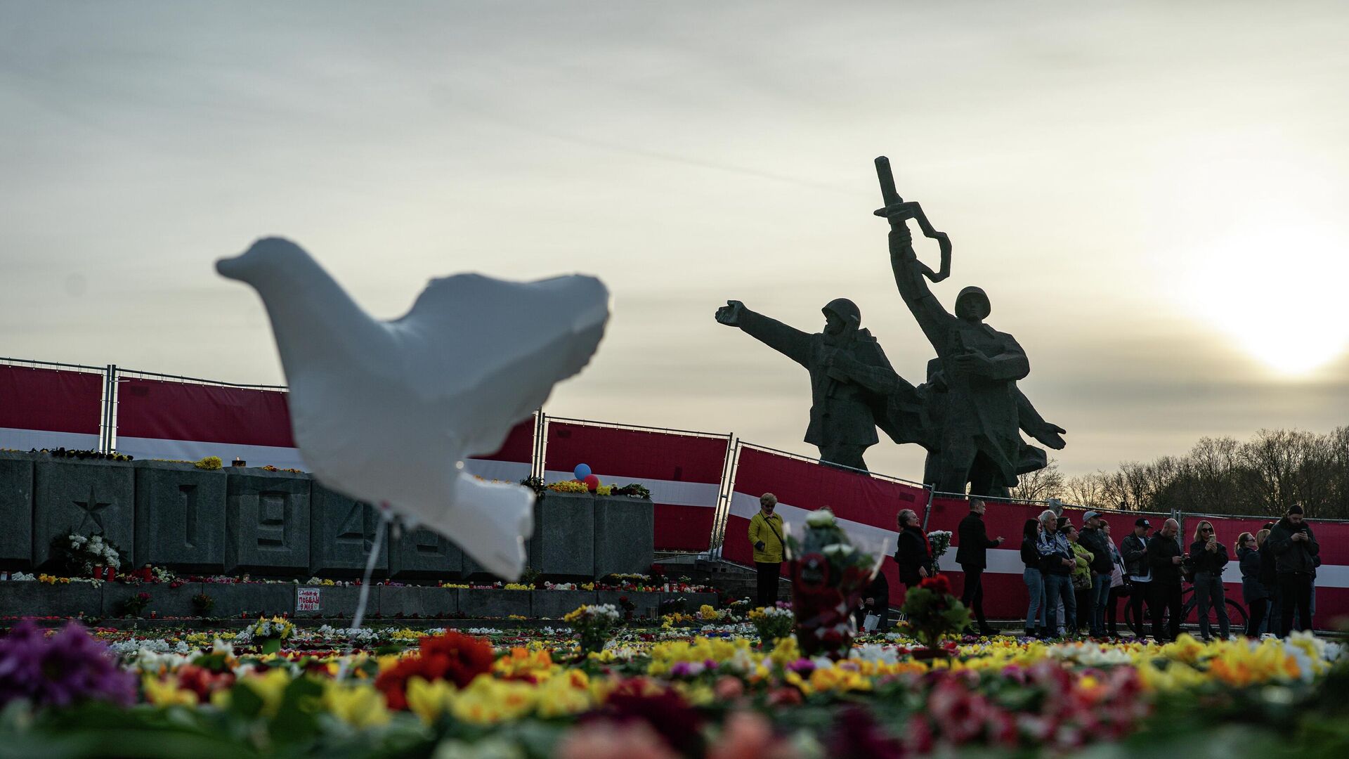 Gėlės prie memorialinio komplekso Paminklas sovietų armijos kariams – sovietų Latvijos ir Rygos išvaduotojams nuo nacių įsibrovėlių Rygoje - Sputnik Lietuva, 1920, 12.05.2022