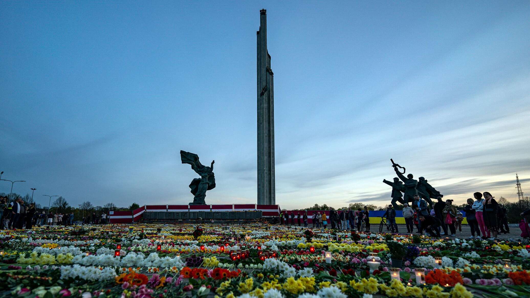 Снос памятника советскому солдату. Мемориал освободителям Риги. Мемориала советским воинам-освободителям в Риге. Рига памятник воинам освободителям.