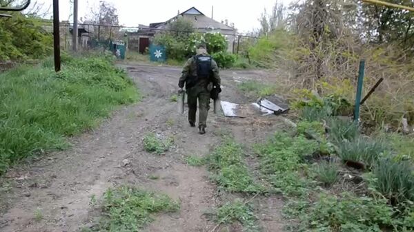 Изъятие вещдоков на месте преступления украинских боевиков под Мариуполем - Sputnik Литва