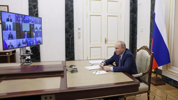 Президент России Владимир Путин во время совещания по вопросам развития нефтяной отрасли - Sputnik Литва