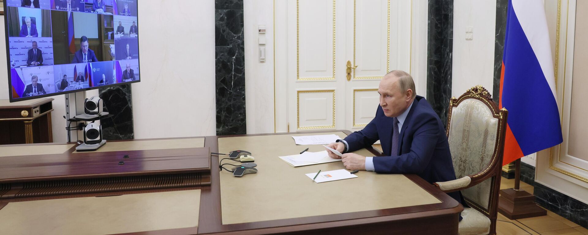 Президент России Владимир Путин во время совещания по вопросам развития нефтяной отрасли - Sputnik Литва, 1920, 17.05.2022
