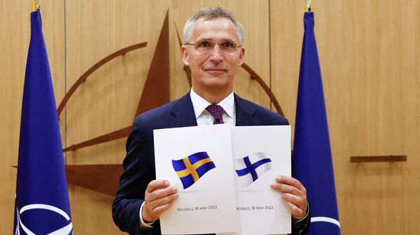 Генеральный секретарь НАТО Йенс Столтенберг с заявками Финляндии и Швеции на членство в НАТО - Sputnik Литва