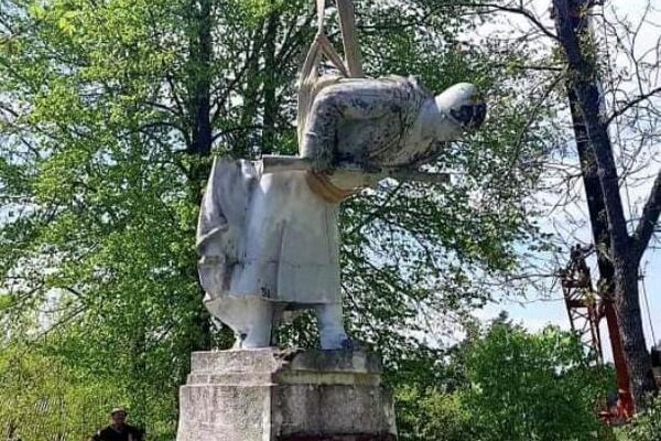 Снос памятника советскому солдату в Меркине - Sputnik Литва