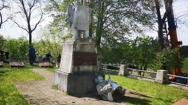 Снос памятника советскому солдату в Меркине - Sputnik Литва