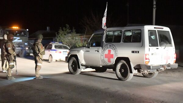 Автомобиль Международного комитета красного креста во время эвакуации из района комбината Азовсталь - Sputnik Литва