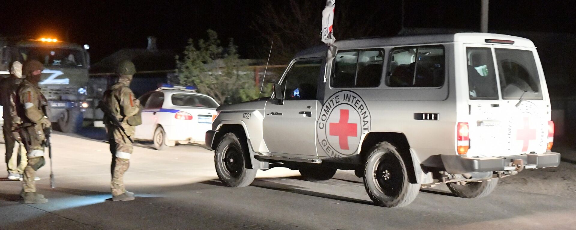 Автомобиль Международного комитета красного креста во время эвакуации из района комбината Азовсталь - Sputnik Литва, 1920, 24.05.2022