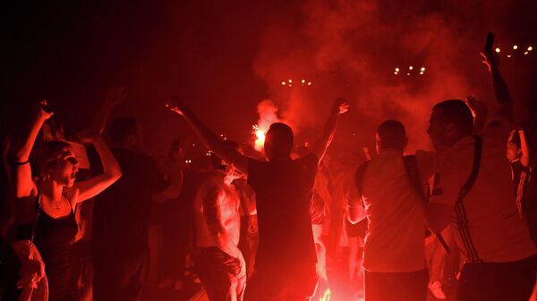 Болельщики Реал Мадрид празднуют победу клуба над Ливерпулем в финале Лиги чемпионов - Sputnik Литва