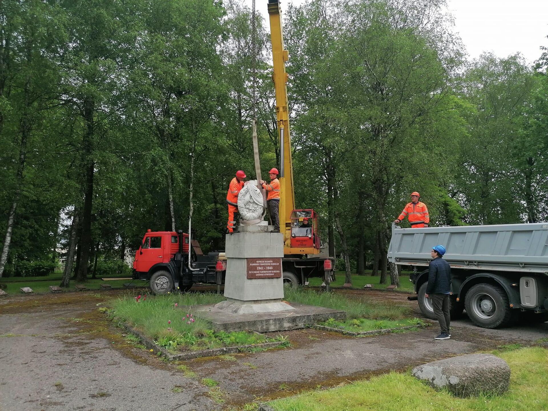 Демонтаж советского памятника в Расейняй - Sputnik Литва, 1920, 30.05.2022