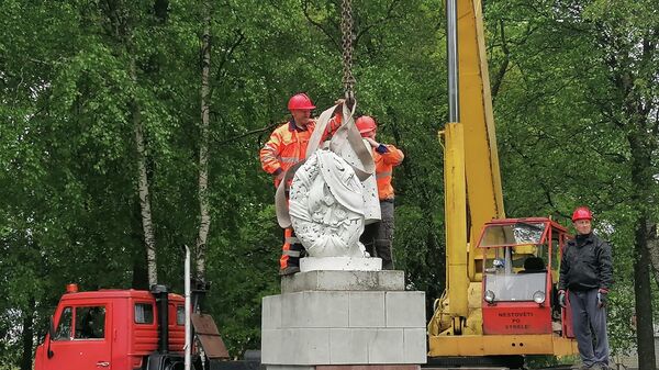 Демонтаж советского памятника в Расейняй - Sputnik Литва