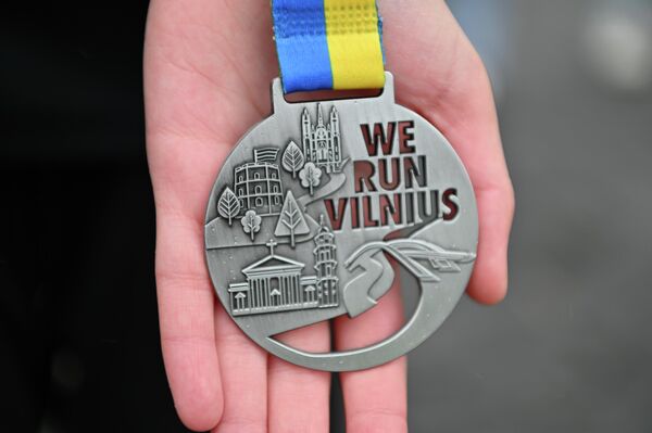Памятная медаль участника досталась каждому любителю бега. - Sputnik Литва