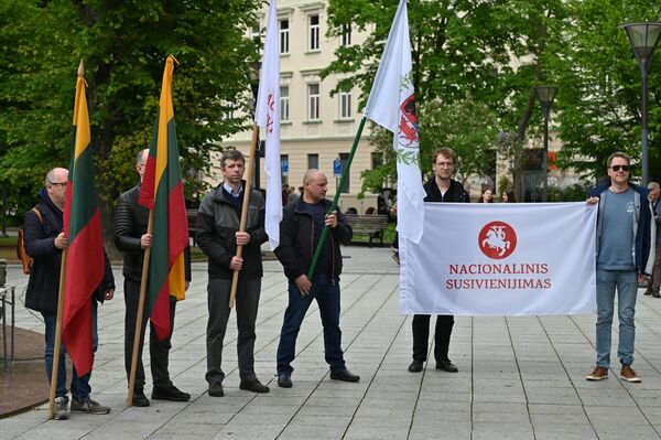 Участники акции заявили, что инициативная группа Саюдиса была создана не только для достижения независимости нации. По их словам программа Саюдиса закрепляла, среди прочего, &quot;стремление к свободе от диктаторских ограничений, от экономического порабощения и от коммунистической идеологии&quot;. - Sputnik Литва