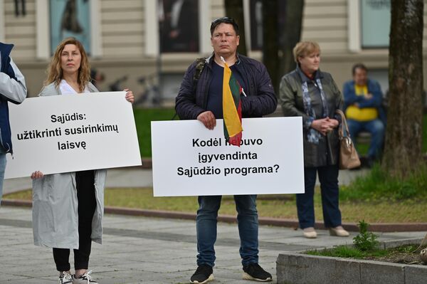Участники акции держат плакаты с надписями: &quot;Саюдис: обеспечить свободу собраний&quot;, &quot;Почему не была осуществлена программа Саюдиса?&quot; - Sputnik Литва