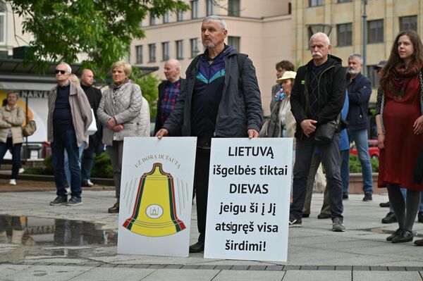 Ораторы в ходе митинга высказали свои сомнения о целесообразности продления чрезвычайного положения в стране. - Sputnik Литва