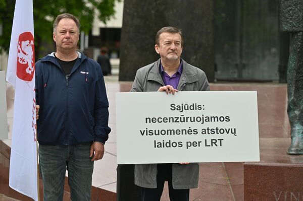 Участник митинга держит плакат с одним из постулатов движения Саюдис: &quot;Саюдис: нецензурирование программ общественников по ЛРТ&quot; - Sputnik Литва
