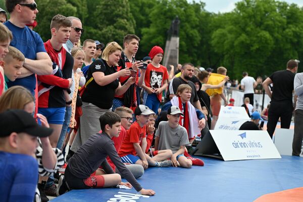 Традиционно спортивное событие привлекло большое внимание среди детей и подростков. - Sputnik Литва
