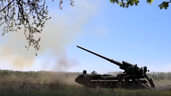 Кадры боевой работы расчетов 203-мм самоходных артиллерийских установок Пион - Sputnik Литва