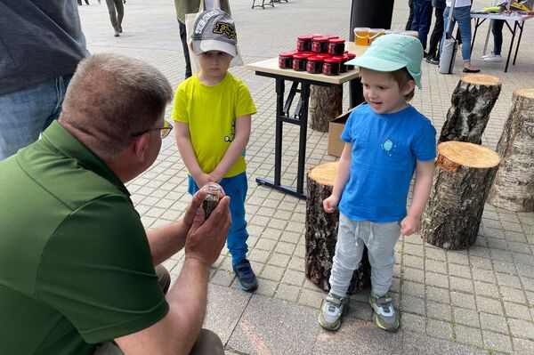 Самым юным посетителям фестиваля рассказали, как начинает расти лес. - Sputnik Литва