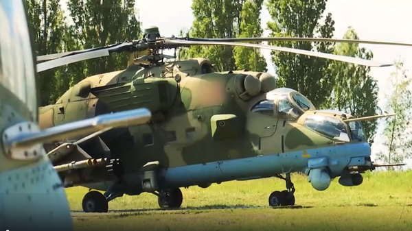 Боевая работа экипажей многоцелевых ударных вертолетов Ми-35 - Sputnik Литва