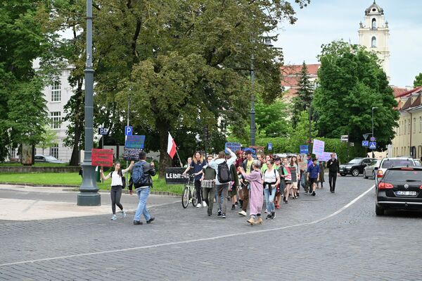 В понедельник, 13 июня, в центре Вильнюса прошло шествие против нетолерантного отношения властей к беженцам. - Sputnik Литва