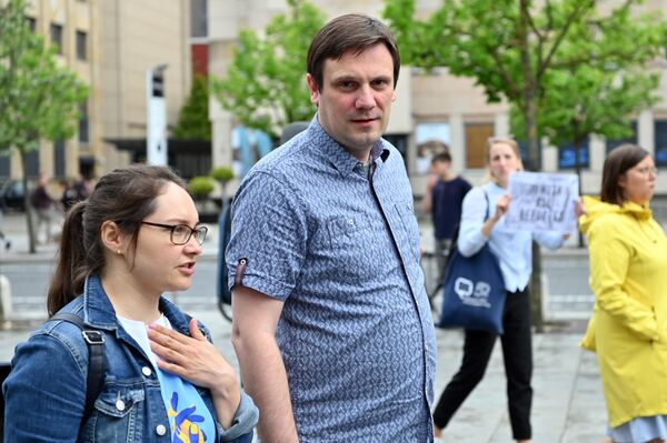 На шумном шествии присутствовал парламентарий Томас Томилинас, который также и выступил на импровизированном митинге на площади Кудирки. - Sputnik Литва