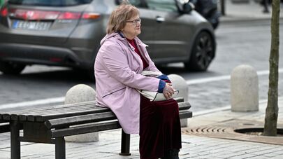 Пожилая женщина на улице в Вильнюсе