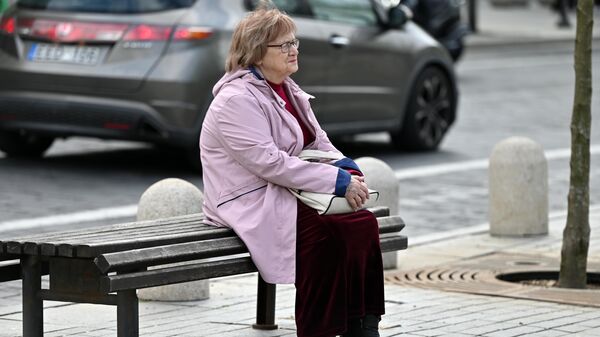 Пожилая женщина на улице в Вильнюсе - Sputnik Литва