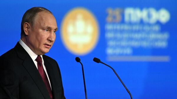Президент России Владимир Путин во время выступления на ПМЭФ-2022 - Sputnik Литва