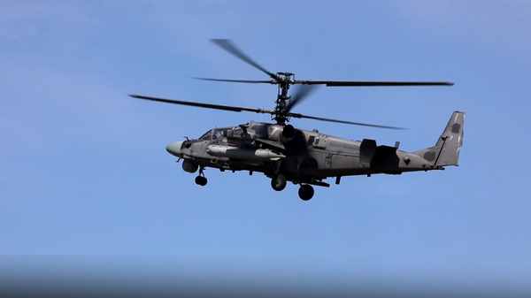 Российские вертолеты Ка-52 уничтожили украинскую бронетехнику  - Sputnik Литва