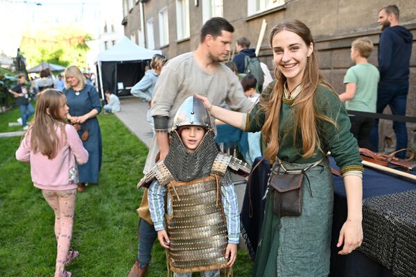 Посетители мероприятия могли познакомиться с образом жизни викингов и примерить доспехи. - Sputnik Литва
