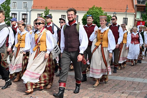 Каждый коллектив во время шествия или пел, или играл на духовых инструментах, либо танцевал. - Sputnik Литва