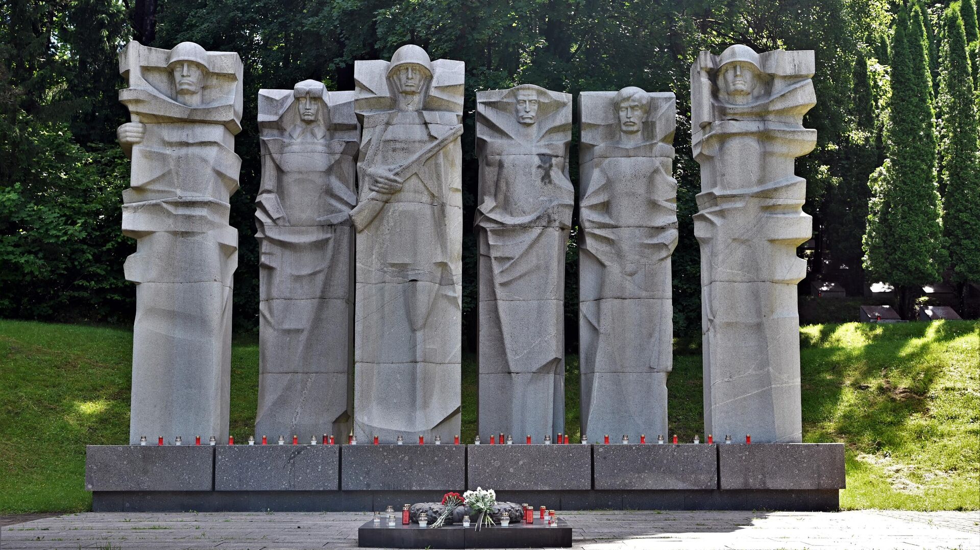 День памяти и скорби на воинском мемориале Антакальнисского кладбища в Вильнюсе - Sputnik Литва, 1920, 21.08.2022