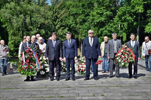 На фото: участники мемориальной акции с венками на Антакальнисском кладбище. - Sputnik Литва