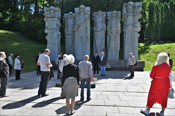 Воинский мемориал на Антакальнисском кладбище был создан в 1951 году. Сейчас здесь покоится прах более трех тысяч советских воинов, в том числе литовцев, которые погибли в 1944 году при освобождении Вильнюса от фашистов. - Sputnik Литва