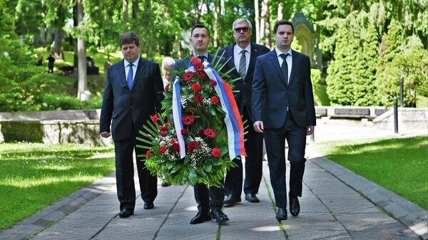 В Вильнюсе почтили память погибших советских солдат - Sputnik Литва