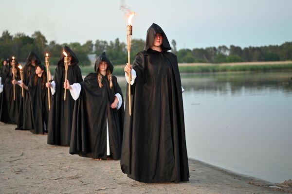 На фото: участники церемонии зажжения главного костра во время празднования Йонинес в Швянтойи. - Sputnik Литва