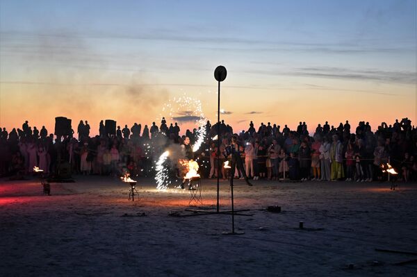 На фото: огненное шоу во время празднования Йонинес в Швянтойи. - Sputnik Литва