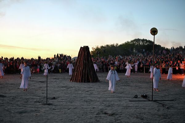 Организаторы праздника устроили настоящее представление с огненным шоу, языческими танцами и сжиганием большого костра. - Sputnik Литва