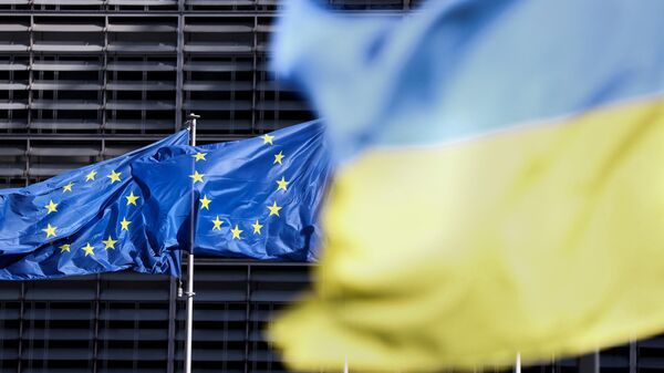 Флаги Европейского союза и Украины в Брюсселе - Sputnik Литва