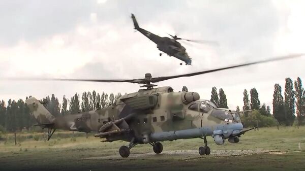 Боевая работа экипажей многоцелевых ударных вертолетов Ми-35 в ходе СВО - Sputnik Литва