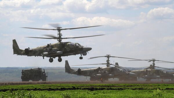 Ударные вертолеты Ка-52 ВКС России в зоне проведения спецоперации на Украине, архивное фото - Sputnik Литва