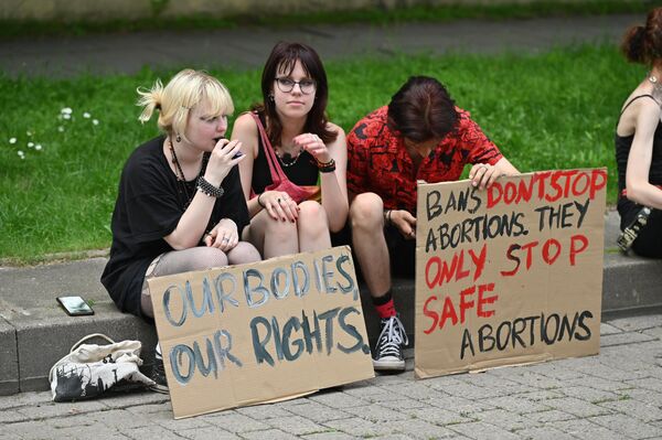 Протест был посвящен решению Верховного суда в США о запрете абортов. - Sputnik Литва