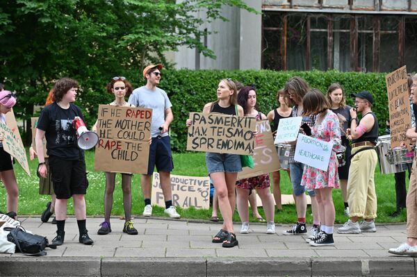 Пока на ступенях Вильнюсской ратуши посол США рассказывал о мировой справедливости, в 25 метрах от здания посольства США молодежь провела акцию протеста. - Sputnik Литва