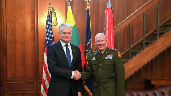 Президент Литвы Гитанас Науседа  с командующим Национальной гвардии Пенсильвании США генерал-майором Марком Шиндлером - Sputnik Литва
