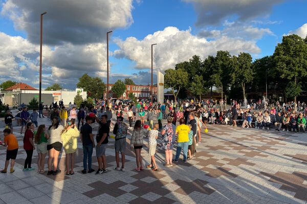 На празднование Дня государственности в Швянтойи собралось большое количество жителей и отдыхающих. - Sputnik Литва
