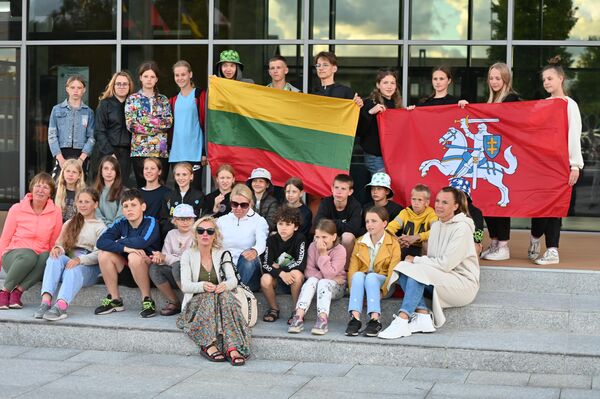 Участники мероприятия фотографируются, держа в руках триколор и флаг с Витисом, чтобы потом делиться в соцсетях с литовскими сообществами по всему миру. - Sputnik Литва