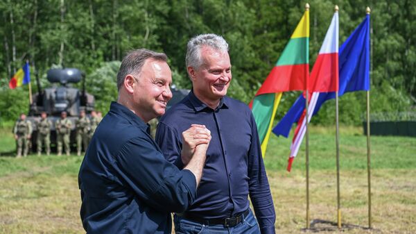Президент Литвы Гитанас Науседа и президент Польши Анджей Дуда на польском военном полигоне - Sputnik Литва