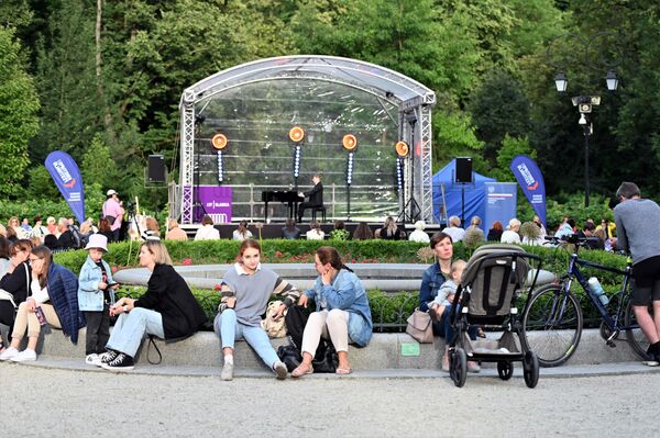 Концерт по традиции прошел у большого фонтана в Бернардинском саду. - Sputnik Литва