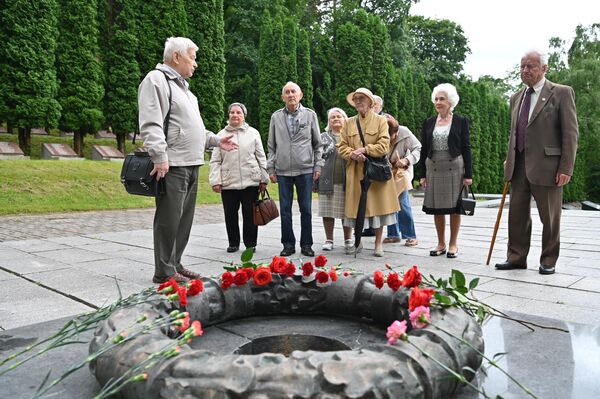 Собравшиеся возложили цветы к памятнику. - Sputnik Литва